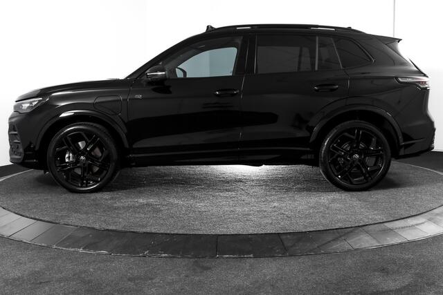 Volkswagen TIGUAN 1.5 eHybrid R-Line Edition 272 PK | Black Style | 15 inch Navi | Elek. Trekhaak | IQ Light | S/K-Panodak | Dig. Cockpit | Adapt. Cruise | Stoel-+Stuurverw. | 360 Camera | NAV + App. Connect | ECC | Elek. Klep | LM 20" | 3819