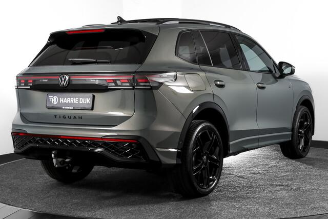 Volkswagen TIGUAN 1.5 eHybrid R-Line Edition 272 PK | Black Style | 15 inch Navi | Elek. Trekhaak | IQ Light | S/K-Panodak | Dig. Cockpit | Adapt. Cruise | Stoel-+Stuurverw. | 360 Camera | NAV + App. Connect | ECC | Elek. Klep | LM 20" | 4296
