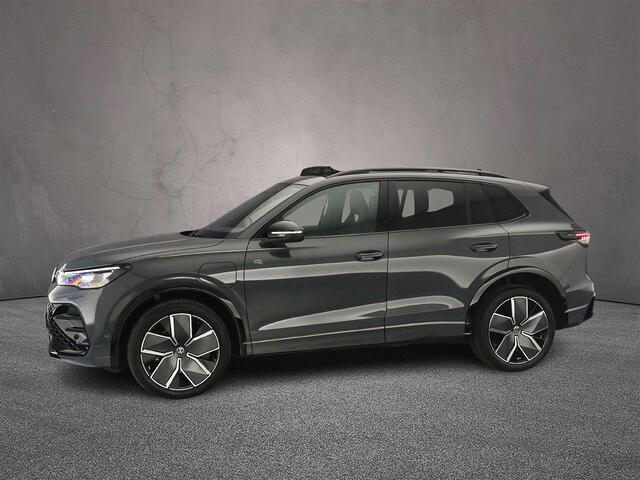 Volkswagen TIGUAN R-Line Edition 1.5 TSI eHybrid 204pk DSG Automaat Trekhaak, Panoramadak, Black Style, Adaptive cruise control, Navigatie, Achteruitrijcamera