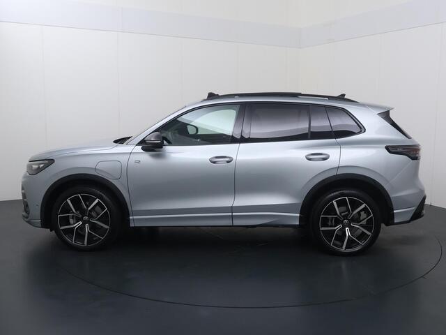 Volkswagen TIGUAN 1.5 eHybrid R-Line Edition | 272 PK | Trekhaak wegklapbaar | Panoramadak | Matrix LED | Harman Kardon Audio | Head-up display | Massagestoelen |