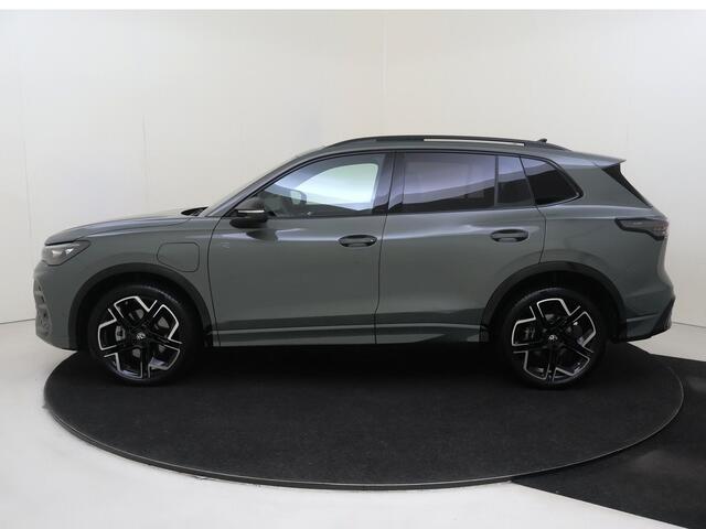 Volkswagen TIGUAN 1.5 eHybrid R-Line Edition | SoH 100% | Panoramadak | Lederen bekleding 'Varenna' | Trekhaak | Adaptieve demping | Head-up display | Harman/kardon | Stoelventilatie voor |