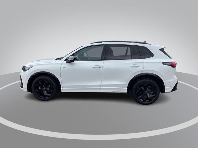 Volkswagen TIGUAN 1.5eTSI/150PK R-Line Blackstyle DSG · Panoramadak · Trekhaak · Apple/Android Car Play · Camera · Garantie t/m 30-09-2030 of 100000km.