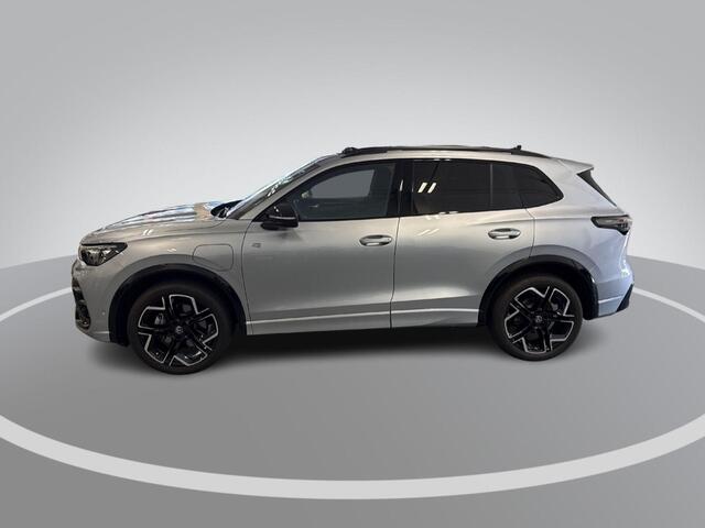 Volkswagen TIGUAN 1.5 eHybrid 204pk DSG R-Line Edition · Panoramadak · 360 Camera · Inklap. Trekhaak · Matrix LED · Stuur- & Stoelverwarming + Massage · Achterbank verwarmd · Garantie t/m 09-10-2030 of 100.000km