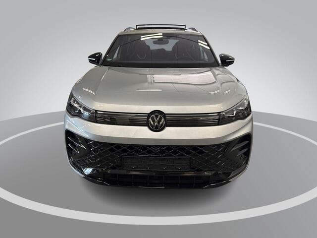 Volkswagen TIGUAN 1.5 eHybrid 204pk DSG R-Line Edition · Panoramadak · 360 Camera · Inklap. Trekhaak · Matrix LED · Stuur- & Stoelverwarming + Massage · Achterbank verwarmd · Garantie t/m 09-10-2030 of 100.000km