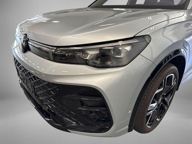 Volkswagen TIGUAN 1.5 eHybrid 204pk DSG R-Line Edition · Panoramadak · 360 Camera · Inklap. Trekhaak · Matrix LED · Stuur- & Stoelverwarming + Massage · Achterbank verwarmd · Garantie t/m 09-10-2030 of 100.000km