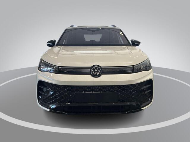 Volkswagen TIGUAN 1.5 eHybrid 272pk DSG R-Line Edition · Panoramadak · Harman Kardon · Wegklapbare Trekhaak · Leder · 360 Camera · Stoelventilatie · Massage · 20'' Inch · Garantie t/m 03-08-2030 of 100.000km