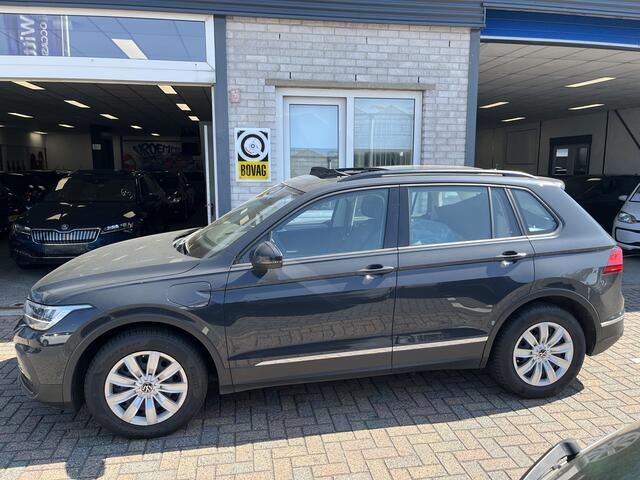 Volkswagen TIGUAN 1.4 TSI eHybrid Life / AUTOMAAT/ 245 PK/ PANO/ TREKHAAK/ PARK.SENSOR.V+A/ STUURVERWARM./ ADAPTIVE CRUISE/ APP-CONNECT/ DIGITAL DASH/ NAVI/ DAB/ CLIMA
