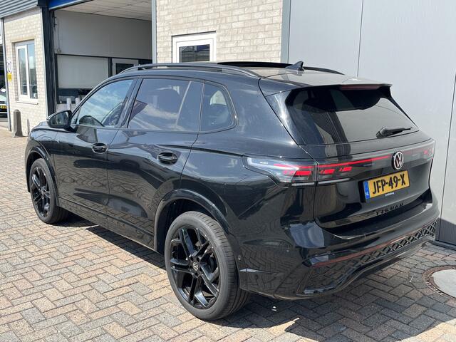 Volkswagen TIGUAN 1.5 eHybrid 2x R-Line / FABRIEKSGARANTIE TM 9-2029/ 272 PK/ PANO/ TREKHAAK/ 360 CAMERA/ HARMAN-KARDON/ BLACK STYLE/ ERGO ACTIVE/ HEAD-UP DISPLAY/ MATRIX/ DODE HOEK/ STOELVERWARM. V&A/ KEYLESS/ APP CONNECT/ 20"