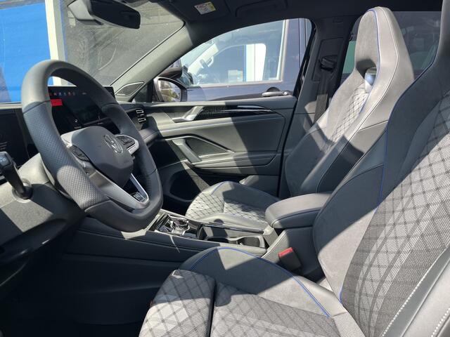 Volkswagen TIGUAN 1.5 eHybrid 2x R-Line / FABRIEKSGARANTIE TM 9-2029/ 272 PK/ PANO/ TREKHAAK/ 360 CAMERA/ HARMAN-KARDON/ BLACK STYLE/ ERGO ACTIVE/ HEAD-UP DISPLAY/ MATRIX/ DODE HOEK/ STOELVERWARM. V&A/ KEYLESS/ APP CONNECT/ 20"