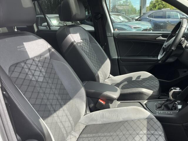 Volkswagen TIGUAN 1.5 TSI R-Line Business+ Pano Dak | 19 Inch | Blackstyle | 1e eig. | Stoelverwarm. |