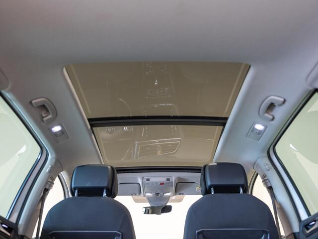 Volkswagen TIGUAN 1.5 TSI ACT R-Line Highline / 150pk / Panorama dak / Trekhaak / NAP / Stoelverwarming / Voorruit verwarming /