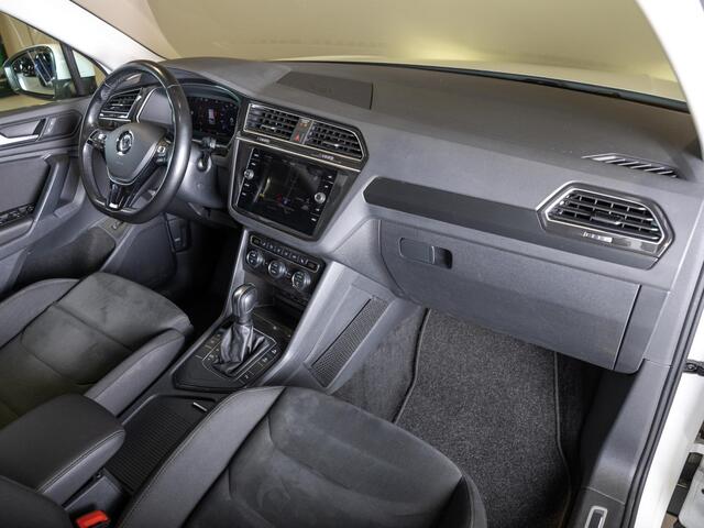 Volkswagen TIGUAN 1.5 TSI ACT R-Line Highline / 150pk / Panorama dak / Trekhaak / NAP / Stoelverwarming / Voorruit verwarming /