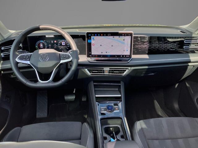 Volkswagen TIGUAN 1.5eTSI 150kW/204PK Elegance DSG · Panoramadak · Trekhaak · 360°Camera + Parkeersensoren · Garantie t/m 01-10-2030 of 100000km.