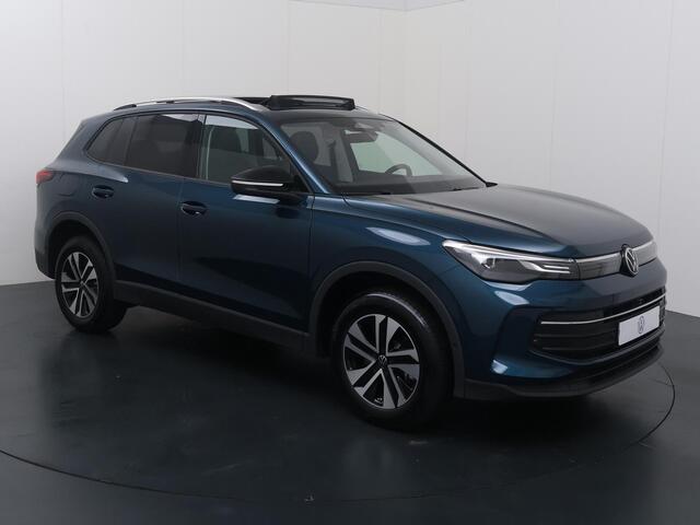 Volkswagen TIGUAN 1.5 eHybrid Life Edition | 204 PK | SoH 99% | Trekhaak | Panoramadak | Area view 360 | Stoelverwarming | Virtual pedal achterklep |