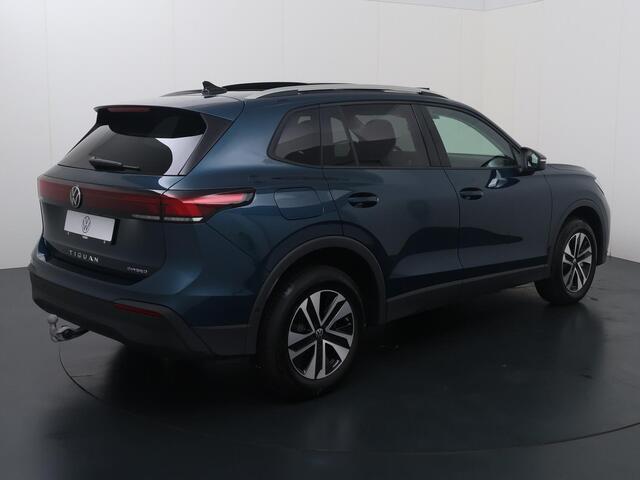 Volkswagen TIGUAN 1.5 eHybrid Life Edition | 204 PK | SoH 99% | Trekhaak | Panoramadak | Area view 360 | Stoelverwarming | Virtual pedal achterklep |