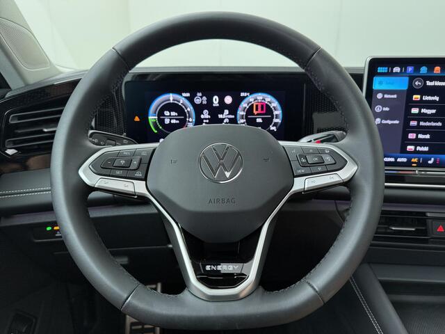 Volkswagen TIGUAN 1.5 eHybrid Life Edition | 204 PK | SoH 99% | Trekhaak | Panoramadak | Area view 360 | Stoelverwarming | Virtual pedal achterklep |