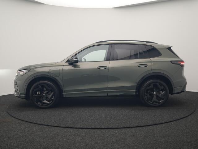 Volkswagen TIGUAN 1.5 eHybrid R-Line Edition PHEV 204pk Dealer O.H. | Adaptive Cruise | Head Up | Camera | IQ Light | Sportstoelen Massage & Verwarmd | Sfeerverlichting | Stuur Verwarmd | Keyless | Blis | Apple Carplay | Navigatie | DAB | Plug In Hybrid |