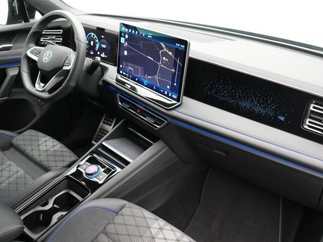 Volkswagen TIGUAN 1.5 eHybrid R-Line Edition PHEV 204pk Dealer O.H. | Adaptive Cruise | Head Up | Camera | IQ Light | Sportstoelen Massage & Verwarmd | Sfeerverlichting | Stuur Verwarmd | Keyless | Blis | Apple Carplay | Navigatie | DAB | Plug In Hybrid |