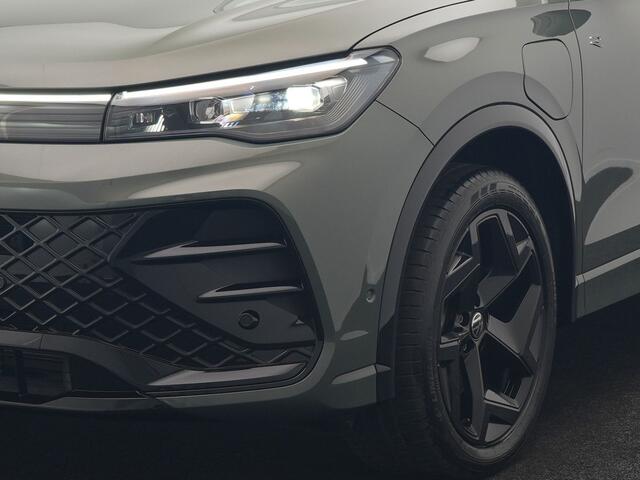 Volkswagen TIGUAN 1.5 eHybrid R-Line Edition PHEV 204pk Dealer O.H. | Adaptive Cruise | Head Up | Camera | IQ Light | Sportstoelen Massage & Verwarmd | Sfeerverlichting | Stuur Verwarmd | Keyless | Blis | Apple Carplay | Navigatie | DAB | Plug In Hybrid |