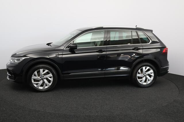 Volkswagen TIGUAN 1.4 TSI eHybrid Business+ /AUTOMAAT! /Trekhaak! /LED Koplampen /Apple + Android /DAB+! /Lane Assist /Navi /Climat /Adaptief Cruise /Stoelverw. /18"LMV /Extra getint glas /PDC V+A /Dakrails.