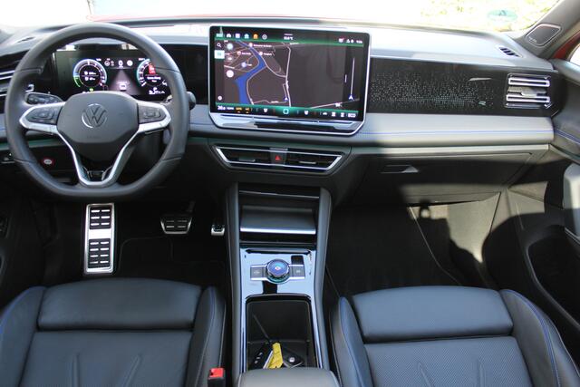 Volkswagen TIGUAN 1.5 eHybrid R-Line Edition | Incl. 12 maanden Garantie | Panorama dak | Elektrisch wegklapbare trekhaak | Massage stoelen | Elektrisch verstelbare stoelen met memory | Head-Up Display | Stoelverwarming/ventilatie | 360° Camera | Harman/Kardon Audiosysteem