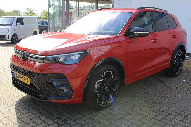 Volkswagen TIGUAN 1.5 eHybrid R-Line Edition | Incl. 12 maanden Garantie | Panorama dak | Elektrisch wegklapbare trekhaak | Massage stoelen | Elektrisch verstelbare stoelen met memory | Head-Up Display | Stoelverwarming/ventilatie | 360° Camera | Harman/Kardon Audiosysteem
