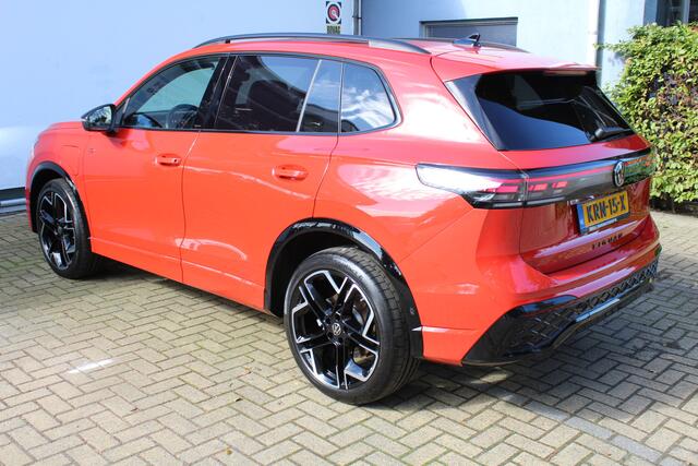 Volkswagen TIGUAN 1.5 eHybrid R-Line Edition | Incl. 12 maanden Garantie | Panorama dak | Elektrisch wegklapbare trekhaak | Massage stoelen | Elektrisch verstelbare stoelen met memory | Head-Up Display | Stoelverwarming/ventilatie | 360° Camera | Harman/Kardon Audiosysteem