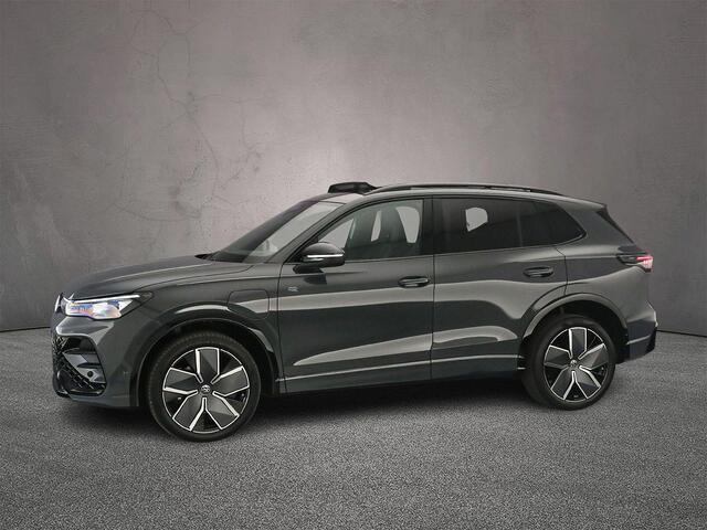 Volkswagen TIGUAN R-Line Edition 1.5 TSI eHybrid 272pk DSG Automaat Trekhaak, Black style, Panoramadak, 360 camera, Head up display, Achteruitrijcamera, Adaptive cruise control