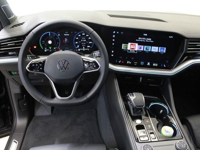 Volkswagen TOUAREG 3.0 TSi eHybrid 4M Elegance ACC Trekhaak Luchtvering Head-Up Panoramadak Massage Stoelkoeling