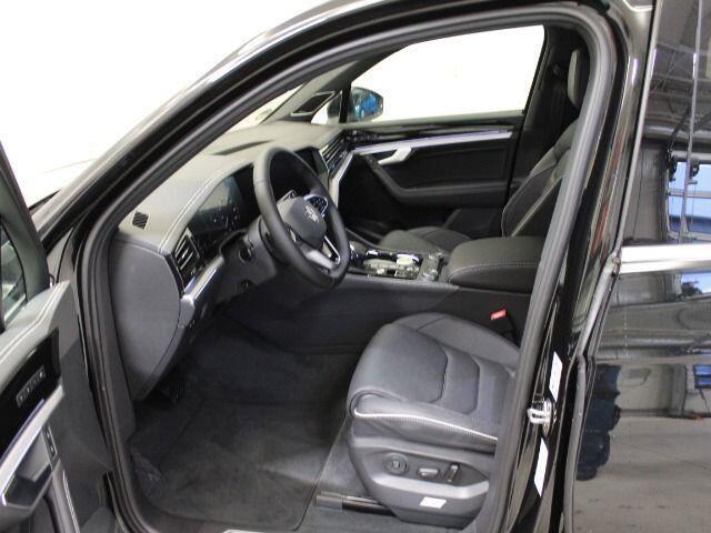 Volkswagen TOUAREG 3.0 TSi eHybrid 4M Elegance ACC Trekhaak Luchtvering Head-Up Panoramadak Massage Stoelkoeling