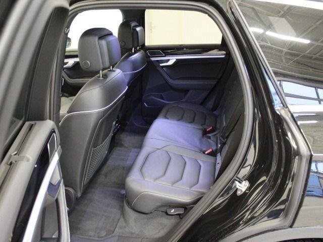 Volkswagen TOUAREG 3.0 TSi eHybrid 4M Elegance ACC Trekhaak Luchtvering Head-Up Panoramadak Massage Stoelkoeling