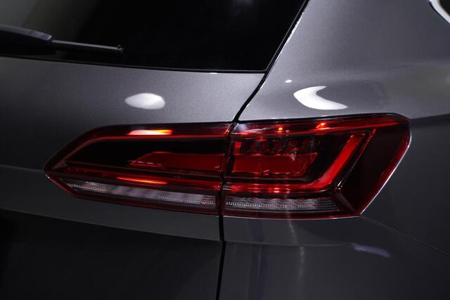 Volkswagen TOUAREG 3.0 TDI 232 pk R-Line Grijs Kenteken 2-Zits Navi Camera, Leder Zwart, Luchtvering, Adapt. Cruise, Trekhaak 3500 kg