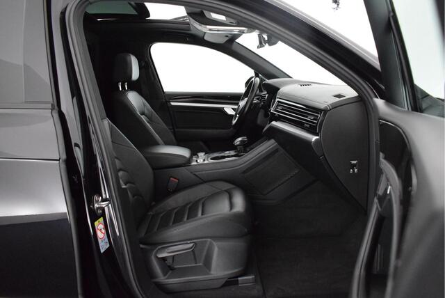 Volkswagen TOUAREG Grijs Kenteken 3.0 TDI 286pk DSG 4Motion Trekhaak Camera Luchtvering Led Panoramadak Leder Navigatie