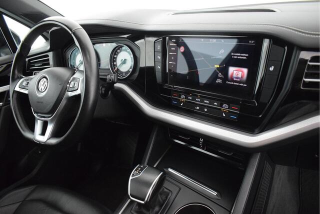 Volkswagen TOUAREG Grijs Kenteken 3.0 TDI 286pk DSG 4Motion Trekhaak Camera Luchtvering Led Panoramadak Leder Navigatie