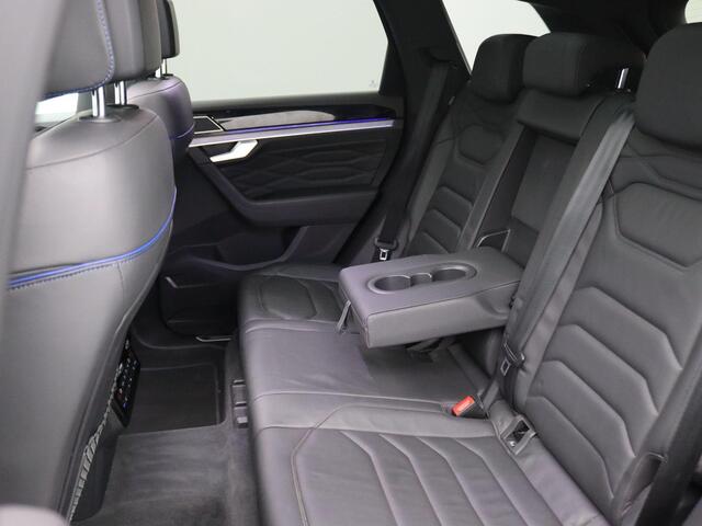 Volkswagen TOUAREG 3.0 TSi eHybrid 4MOTION R 463PK DSG trekhaak, nachtzicht, 360gr. camera, massagezetels, luchtvering, Dynaudio, adaptive cruise, side assist, geventileerde-verwarmbare stoelen, 21" lichtmetaal