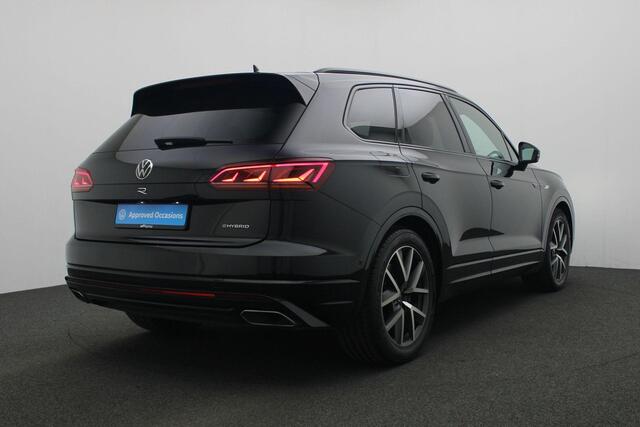 Volkswagen TOUAREG 3.0 TSI 462 pk tiptronic eHybrid 4MOTION R | Panoramadak | Leder | Geheugenstoel | Rondomzicht camera | Luchtvering | Head-up display