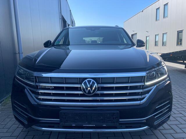 Volkswagen TOUAREG 3.0 TSI Motion E-Hybrid 470PK Trekhaak,Schuif-/kanteldak,Panoramadak,21Inch Xenon,Leer Bj 2022 1e eigenaar