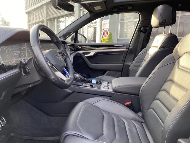 Volkswagen TOUAREG 3.0 TSI Motion E-Hybrid 470PK Trekhaak,Schuif-/kanteldak,Panoramadak,21Inch Xenon,Leer Bj 2022 1e eigenaar