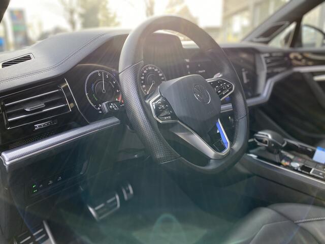 Volkswagen TOUAREG 3.0 TSI Motion E-Hybrid 470PK Trekhaak,Schuif-/kanteldak,Panoramadak,21Inch Xenon,Leer Bj 2022 1e eigenaar