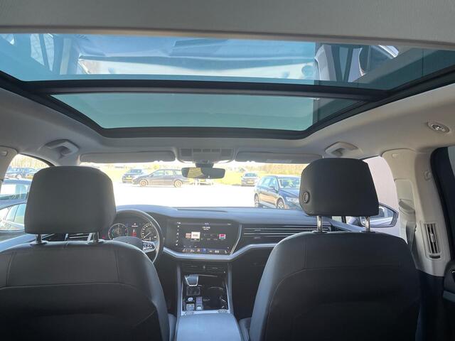 Volkswagen TOUAREG 3.0 TSI Motion E-Hybrid 470PK Trekhaak,Schuif-/kanteldak,Panoramadak,21Inch Xenon,Leer Bj 2022 1e eigenaar