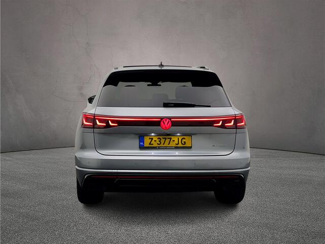 Volkswagen TOUAREG R 3.0 TSI eHybrid 462pk Tiptronic Trekhaak, Luchtvering, Panoramadak, Adaptive cruise control, Elektrische achterklep, LED matrix koplampen, 360 camera, Lederen bekleding