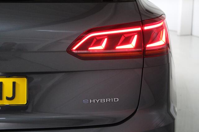 Volkswagen TOUAREG 3.0 TSi eHybrid 4MOTION Elegance Luchtvering | Trekhaak | Nachtzichtassistent | 21" Suzuka velgen | Matrix Led koplampen