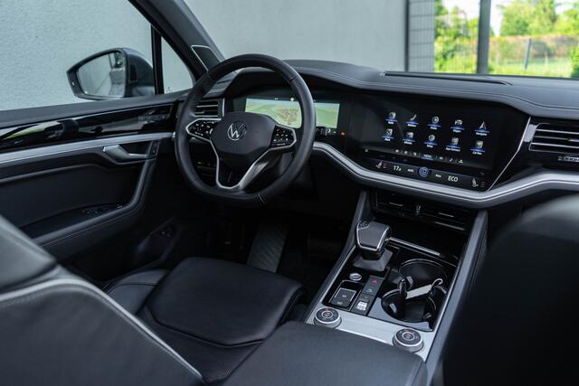 Volkswagen TOUAREG 3.0 TSI eHybrid 4MOTION / Luchtvering/ Standkachel/ Adaptive Cruise Control/ Trekhaak/ Panoramadak/ 280kW (381PK)