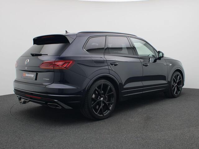 Volkswagen TOUAREG 3.0 TSi eHybrid 4MOTION R 463PK DSG Panoramadak, trekhaak, 360 gr. camera, leder, NightVision, Dynaudio, Head-up, winterpakket Plus, stoelventilatie/massage, sluithulp, alarm, 22'' lichtmetaal