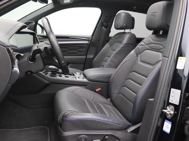 Volkswagen TOUAREG 3.0 TSi eHybrid 4MOTION R 463PK DSG Panoramadak, trekhaak, 360 gr. camera, leder, NightVision, Dynaudio, Head-up, winterpakket Plus, stoelventilatie/massage, sluithulp, alarm, 22'' lichtmetaal