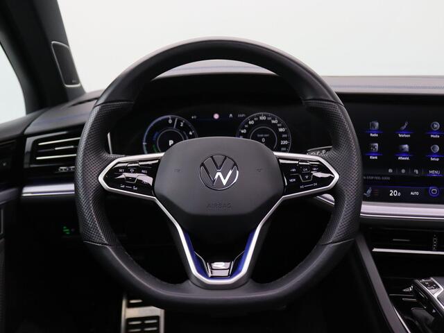 Volkswagen TOUAREG 3.0 TSi eHybrid 4MOTION R 463PK DSG Panoramadak, trekhaak, 360 gr. camera, leder, NightVision, Dynaudio, Head-up, winterpakket Plus, stoelventilatie/massage, sluithulp, alarm, 22'' lichtmetaal