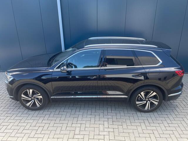 Volkswagen TOUAREG 3.0 TSi eHybrid 4MOTION Trekhaak,Schuif-/kanteldak,Panoramadak,21Inch Xenon,Leer Bj 2020 1e eigenaar