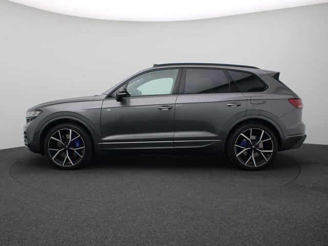 Volkswagen TOUAREG 3.0 TSi eHybrid 4MOTION R Edition 463PK DSG matrix led, trekhaak, panoramadak, 360gr. camera, leder, luchtvering, keyless, stuur-stoelverwarming, Dynaudio, head-up display, 22" lichtmetaal