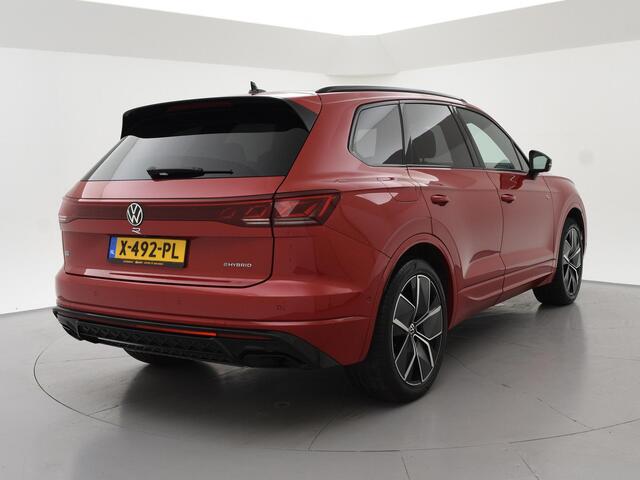 Volkswagen TOUAREG R 3.0 TSi V6 eHybrid 4MOTION R 462 PK *CHILI RED* + PANORAMA | STOELVENTILATIE | LUCHTVERING | DYNAUDIO | HEAD-UP DISPLAY