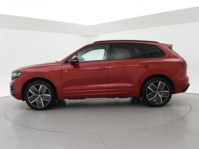 Volkswagen TOUAREG R 3.0 TSi V6 eHybrid 4MOTION R 462 PK *CHILI RED* + PANORAMA | STOELVENTILATIE | LUCHTVERING | DYNAUDIO | HEAD-UP DISPLAY